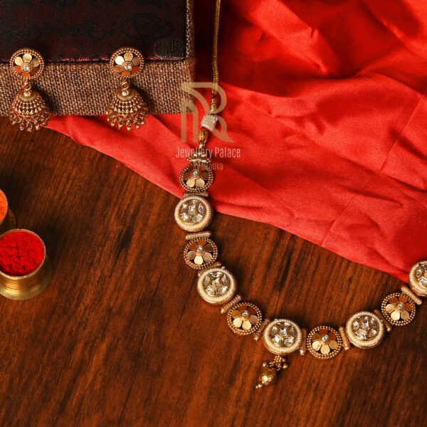 Antique Kundan Choker Necklace with Floral Motifs - Image 4