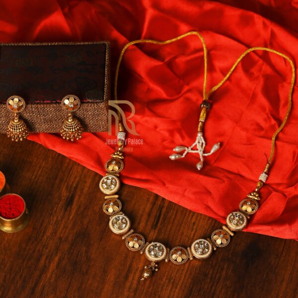 Antique Kundan Choker Necklace with Floral Motifs - Image 3